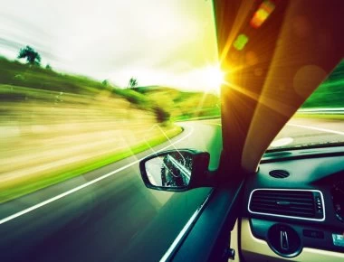 Καύσωνας και οδήγηση στο αυτοκίνητο: Κίνδυνος υγείας από τα τζάμια – Τι να κάνετε